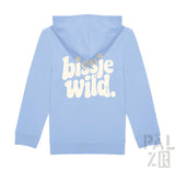 Backansicht eines hellblauen kinder hoodies mit bissje wild aufdruck in cremefarbener abgerundeter schrift