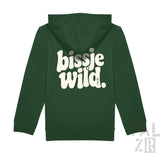 Dunkelgrüner kinder zip-up hoodie mit weißem bissje wild print und palzib markenname auf der rückseite