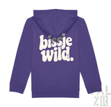 Kinderrückenansicht eines lila zip-hoodies mit weißem bissje wild aufdruck in verschiedenen farben