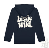 Navyblauer kinder zip-up hoodie mit weißem bissje wild schriftzug auf der rückseite in verschiedenen farben