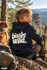 Niebla blaues kinder hoodie mit weißem bissje wild schriftzug auf der rückseite in verschiedenen farben