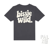 Dunkelgraues kurzarmshirt kinder mit retro hellbeigem bissje wild schriftzug auf der rückseite
