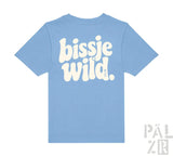 Lichtblaues kurzarmkindershirt mit weißer bissje wild grafik im retrostil auf der rückseite in verschiedenen farben