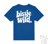 Kinder royalblaue kurzarm t shirt mit weißem bissje wild schriftzug auf der rückseite in verspielter schrift
