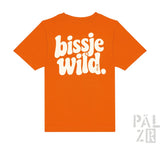 Orange kinder kurzarm t-shirt mit bissje wild in weißen buchstaben auf der rückseite in verschiedenen farben