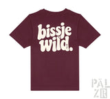 Maroon kinder t-shirt mit kurzem arm und weißem bissje wild retro-schriftzug auf der rückseite