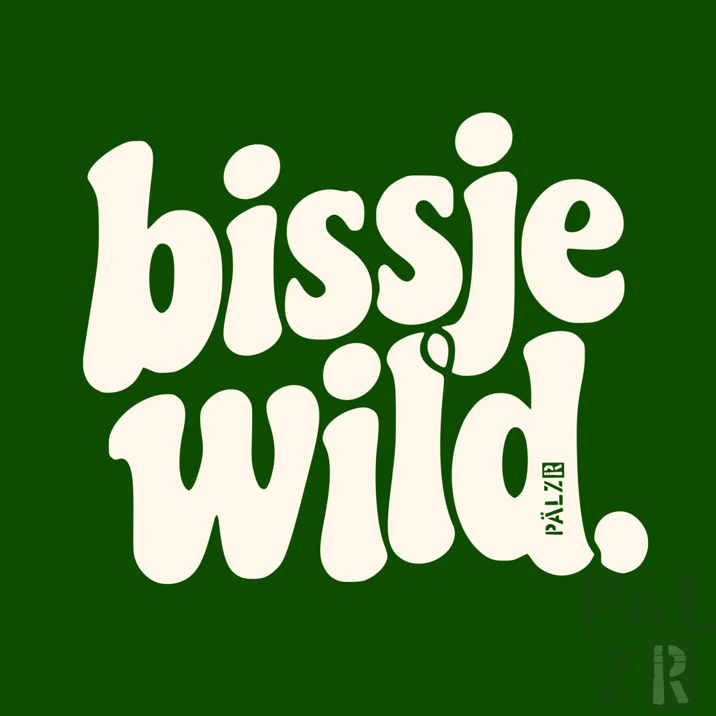 Rückseite eines kindershirts mit creamfarbenem bissje wild schriftzug in spielerischer rundlicher schrift auf grünem grund