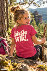 Buntes pinkes kurzarm-kinder-t-shirt mit weißem bissje wild backprint in verschiedenen farben
