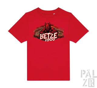 Rotes kurzärmeliges T-Shirt mit einem Grafikmotiv eines roten Teufels mit Hörnern, die hinter einem Bogen hervorkommen, überlagert mit dem Text „betze 1900“ in fetter weißer und schwarzer Schrift.