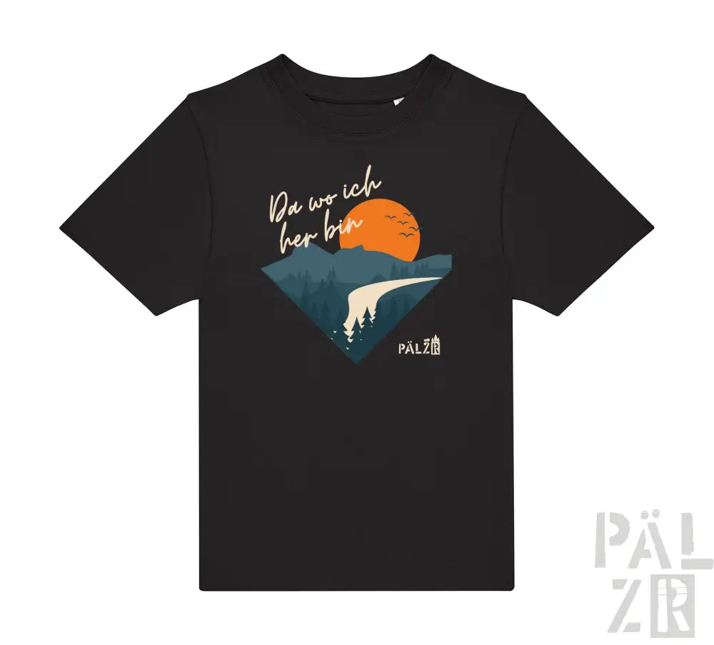Schwarzes kurzärmliges T-Shirt mit einem dreieckigen Grafikmotiv eines orangenen Sonnenuntergangs über Bergen, mit dem deutschen Satz ’da wo ich her bin’ darüber gedruckt.