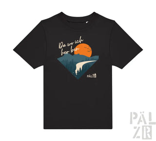 Schwarzes kurzärmliges T-Shirt mit einem dreieckigen Grafikmotiv eines orangenen Sonnenuntergangs über Bergen, mit dem deutschen Satz ’da wo ich her bin’ darüber gedruckt.