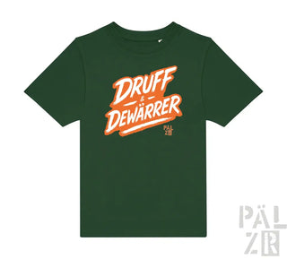 Grünes T-Shirt mit orange- und weißem Textdesign, das ’druff & dewarrer’ in einer fetten Schreibschriftfont enthält.