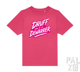 Rosa T-Shirt mit ’druff & dewarrer’ Grafikdesign, das eine lebendige und verspielte Schriftart aufweist.