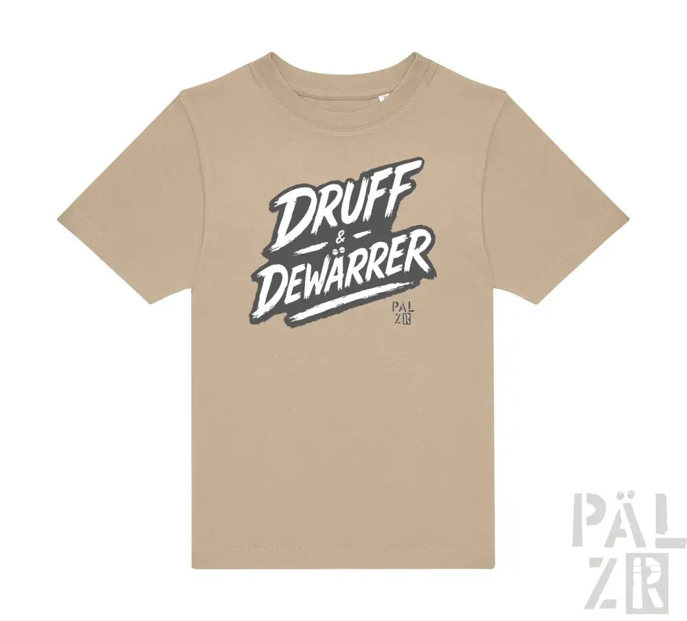Beige T-Shirt mit ’druff & dewarrer’ Grafikdesign, das eine lässige und verspielte Schriftart aufweist.