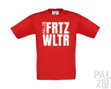 Rotes kinder t-shirt mit kurzen ärmeln und weißen blockbuchstaben fritz und wltr sowie kleinerem pálzer text