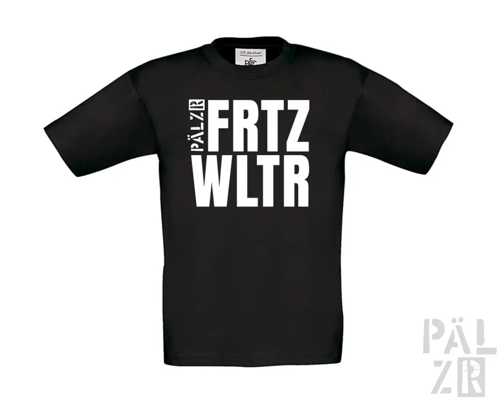 Schwarzes kinder t-shirt mit kurzen ärmeln und weißen blockbuchstaben fritz wltr sowie kleinem pálzr text in verschiedenen farben