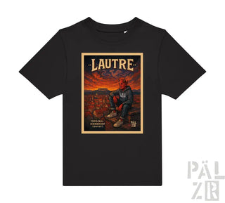 Schwarzes T-Shirt mit ’lautre’ Grafikdesign, das eine Wüstenlandschaft und eine Figur zeigt.
