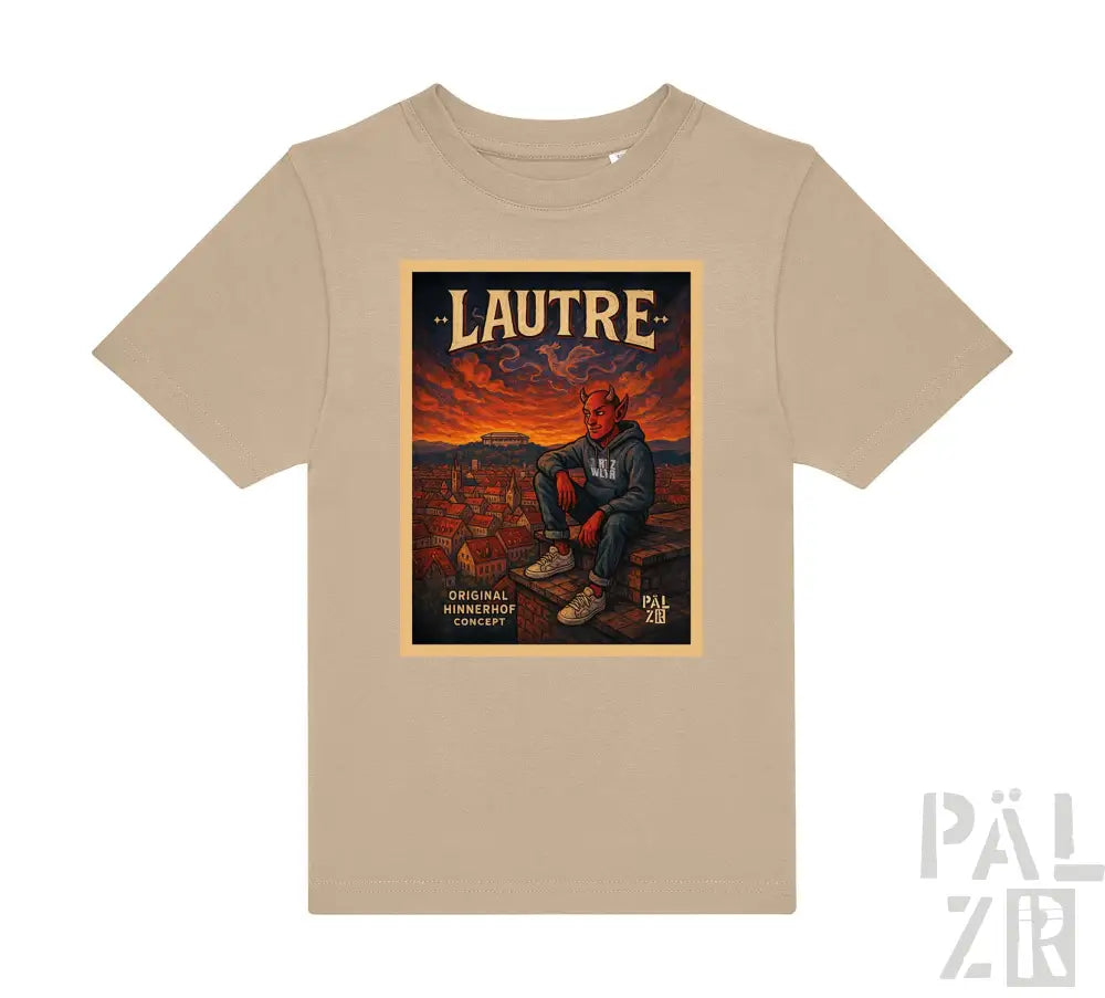 Beige T-Shirt mit Grafikdesign, das eine rothaarige Figur in einer Wüstenlandschaft zeigt, die Stiefel trägt und ein Objekt hält.