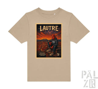 Beige T-Shirt mit Grafikdesign, das eine rothaarige Figur in einer Wüstenlandschaft zeigt, die Stiefel trägt und ein Objekt hält.