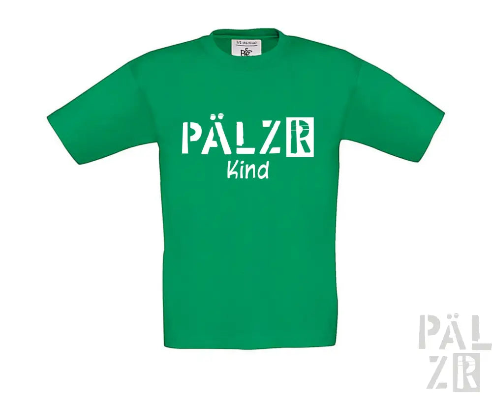 Grünes T-Shirt mit weißem ’pälzr kind’ Textdesign, aus Baumwolle gefertigt.