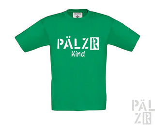 Grünes T-Shirt mit weißem ’pälzr kind’ Textdesign, aus Baumwolle gefertigt.