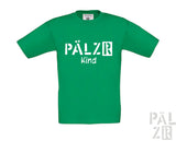Grünes T-Shirt mit weißem ’pälzr kind’ Textdesign, aus Baumwolle gefertigt.