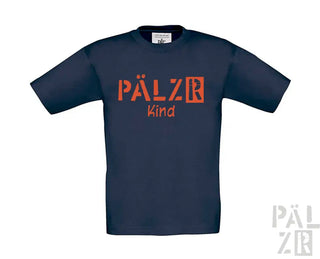 Marineblaues T-Shirt mit dem Text ’pälzr kind’ in Orange und Weiß, mit Rundhals.