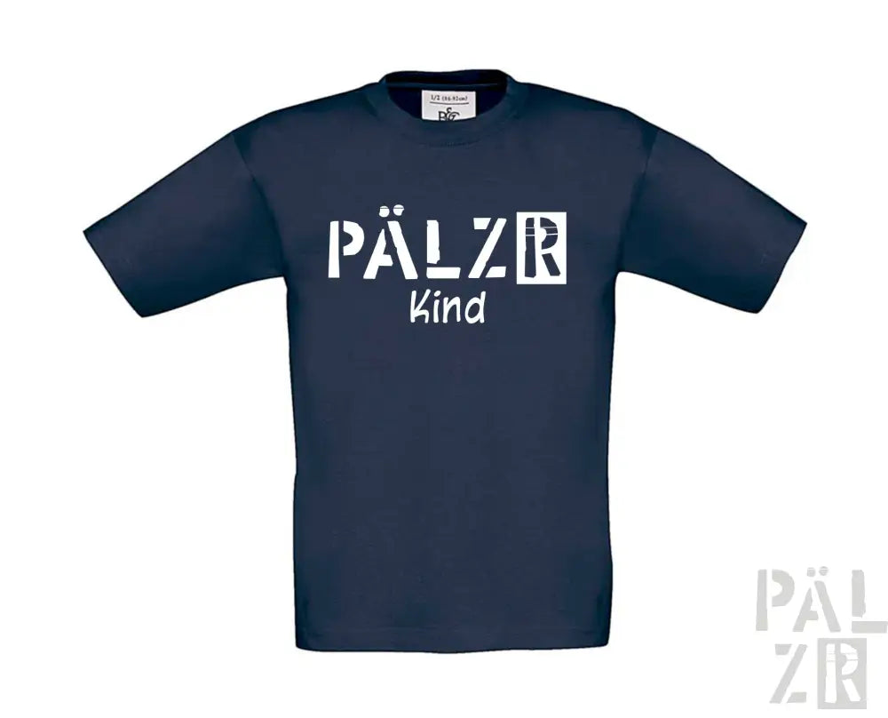 Marineblaues T-Shirt mit Textdesign ’pälzr kind’, weißes Material und Schriftart.