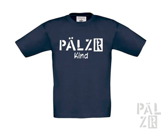 Marineblaues T-Shirt mit Textdesign ’pälzr kind’, weißes Material und Schriftart.