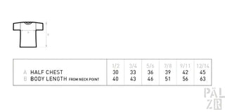 Klassisches weißes T-Shirt mit schwarzem Grafikdesign und geripptem Halsausschnitt, aus weichem Baumwollstoff.