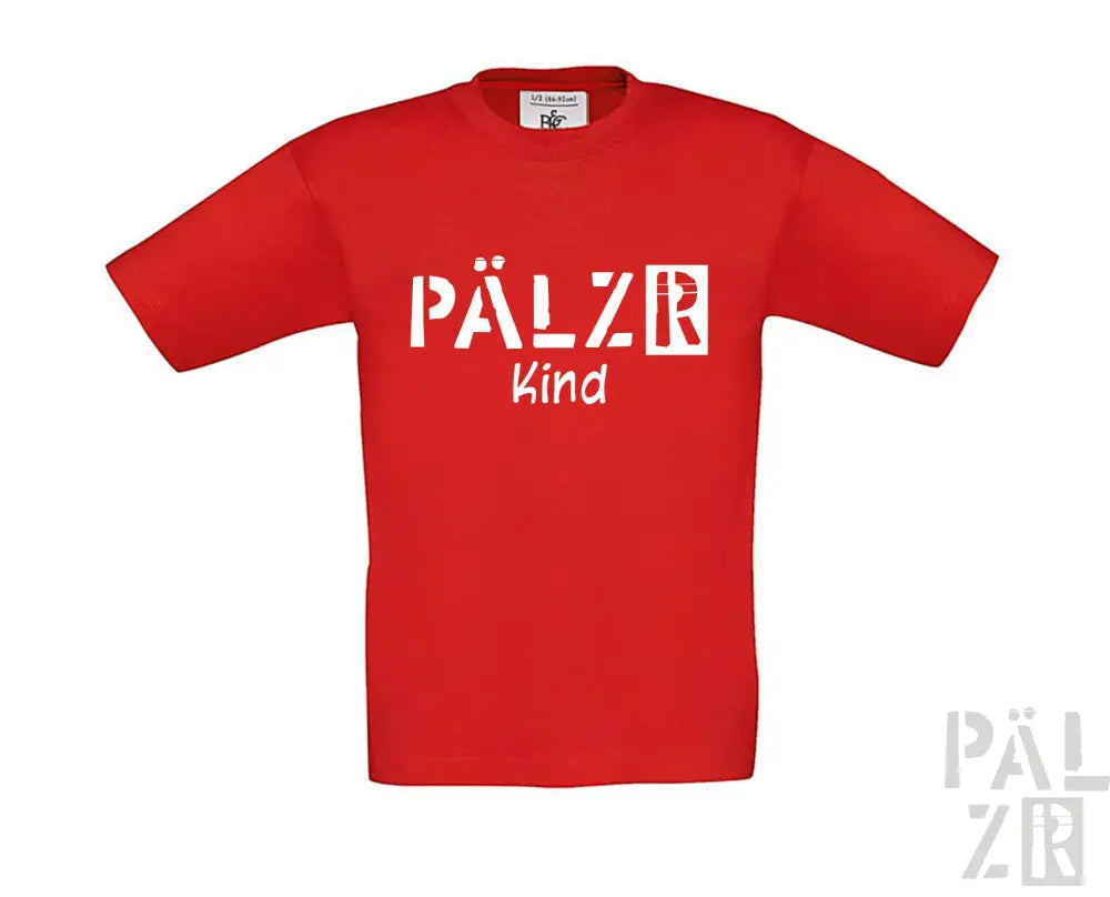 Rotes Baumwoll-T-Shirt mit ’pälzr kind’ Textdesign, weiße Buchstaben.