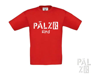 Rotes Baumwoll-T-Shirt mit ’pälzr kind’ Textdesign, weiße Buchstaben.