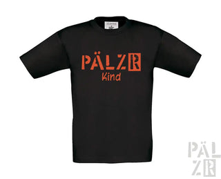 Schwarzes Baumwoll-T-Shirt mit ’pälzr kind’-Text in orange-rotem Design.