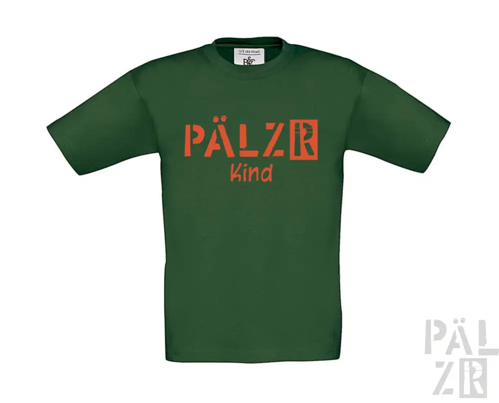 Grünes T-Shirt mit Text ’pälzr kind’ in orange-schwarzem Design, wahrscheinlich aus Baumwolle.