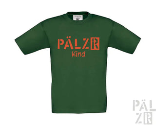 Grünes T-Shirt mit Text ’pälzr kind’ in orange-schwarzem Design, wahrscheinlich aus Baumwolle.