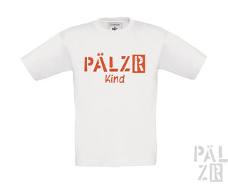 Weißes Baumwoll-T-Shirt mit dem Text ’pälzr kind’ in Orange und Rot, mit einem rechteckigen Logodesign.