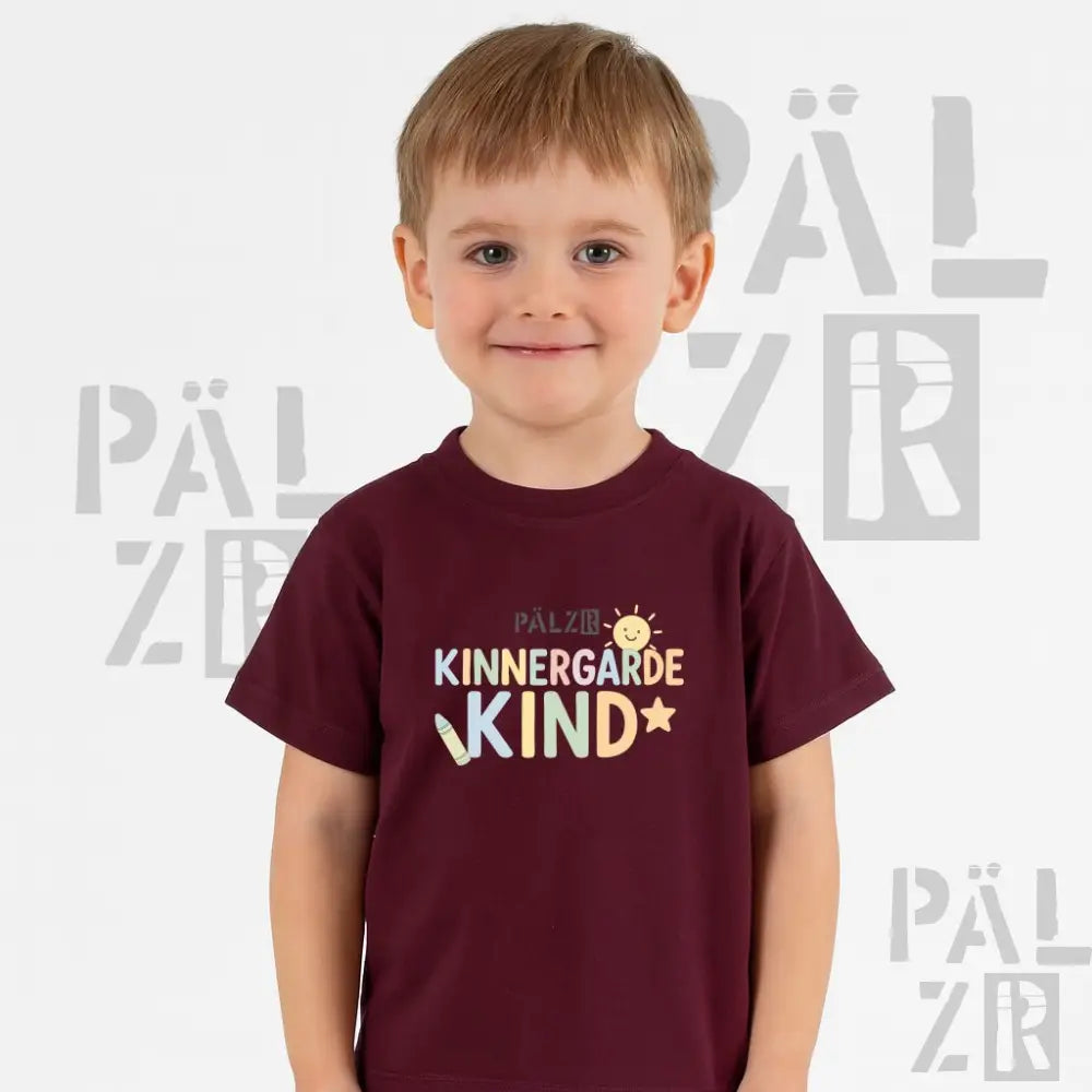 Bordeaux-farbenes kurzärmeliges T-Shirt mit ’pälzer kind’ und Sonnen-Grafikdesign, aus Baumwolle.