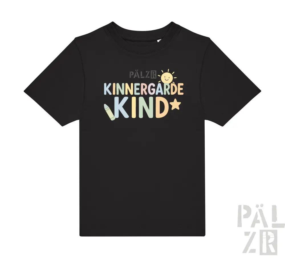Schwarzes T-Shirt mit farbenfrohem ’kinnergarde kind’-Text und Sonnen-Grafik, Baumwollmaterial.