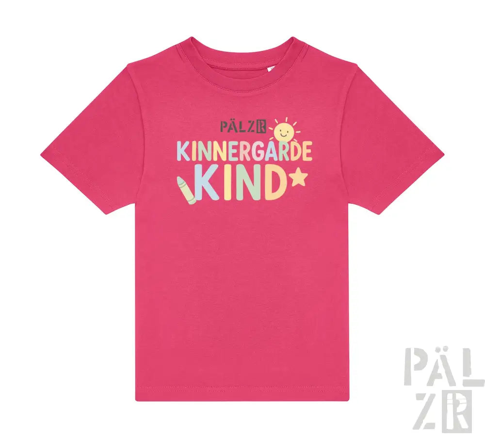 Rosa T-Shirt mit ’kinnergårde kind’ und Sonnengrafik-Design, wahrscheinlich aus Baumwolle gefertigt.