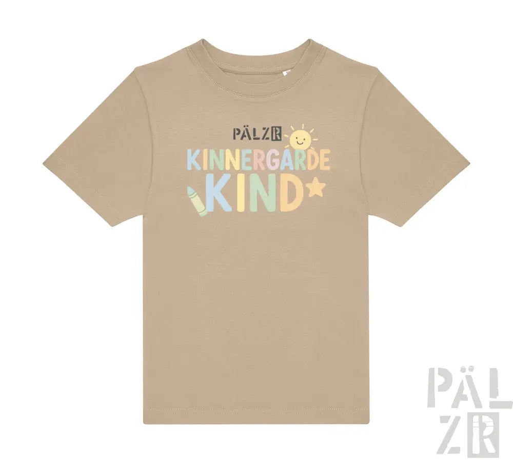 Beige T-Shirt mit buntem Text ’kinnigarde kind’ und Sonnen-Grafik, wahrscheinlich aus Baumwolle.
