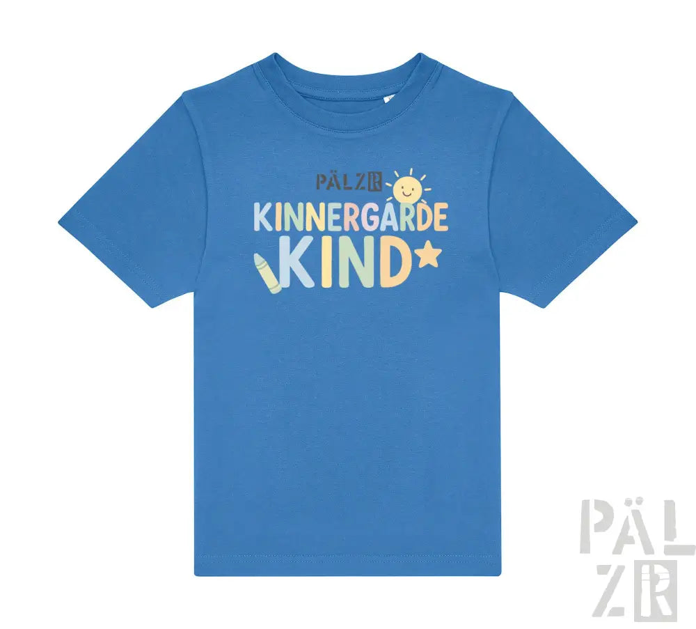 Königsblaues T-Shirt mit dem Text ’kinnersgarde kind’ und Sonnen-Grafik, wahrscheinlich aus Baumwolle gefertigt.