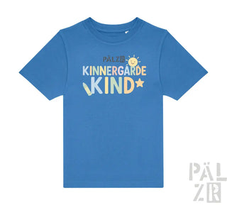Königsblaues T-Shirt mit dem Text ’kinnersgarde kind’ und Sonnen-Grafik, wahrscheinlich aus Baumwolle gefertigt.