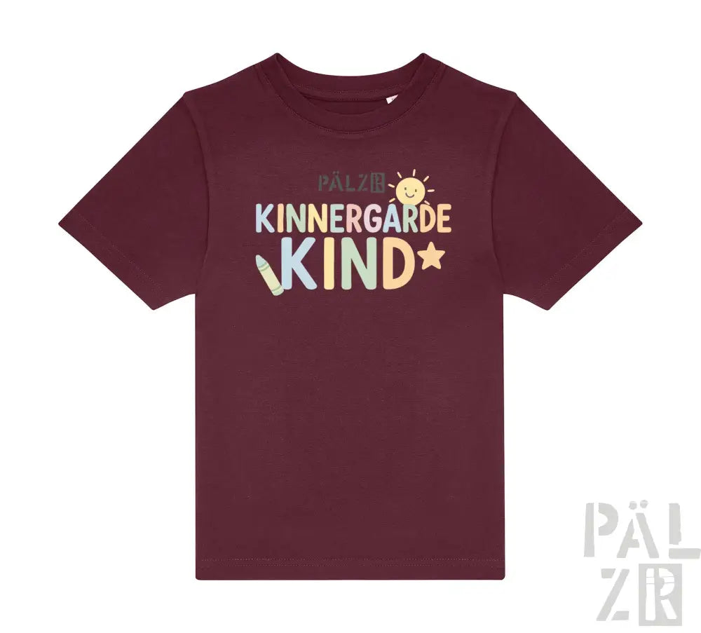 Bordeaux-farbenes kurzärmeliges T-Shirt mit dem Text „kinnersgarde kind“ und Sonnen-Grafik, mit einem Stern-Design auf der rechten Seite.