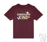Bordeaux-farbenes kurzärmeliges T-Shirt mit dem Text „kinnersgarde kind“ und Sonnen-Grafik, mit einem Stern-Design auf der rechten Seite.