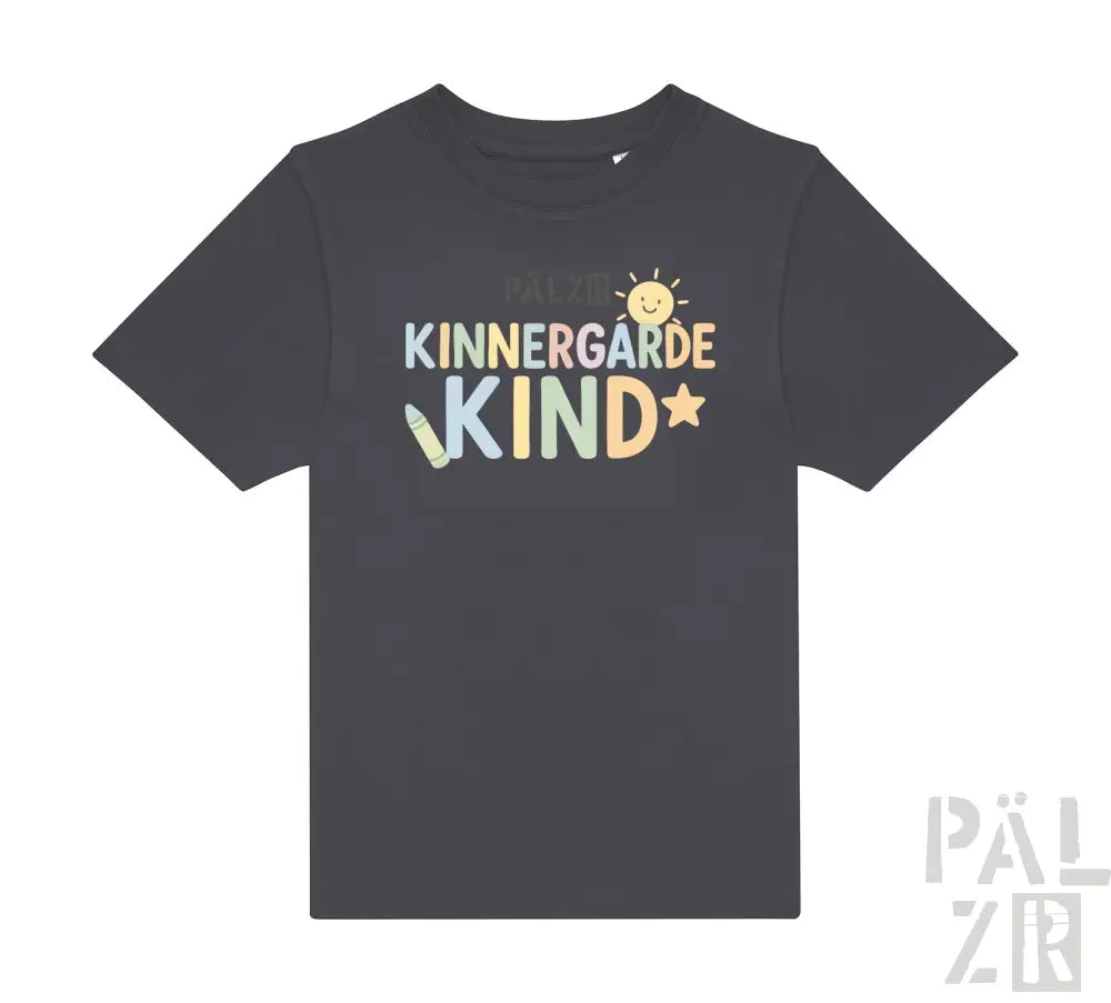 Schwarzes T-Shirt mit farbenfrohem ’kinnergarde kind’-Text und Sonnen-Grafik, mit Stern-Akzent.