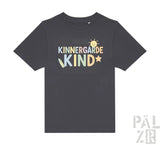 Schwarzes T-Shirt mit farbenfrohem ’kinnergarde kind’-Text und Sonnen-Grafik, mit Stern-Akzent.