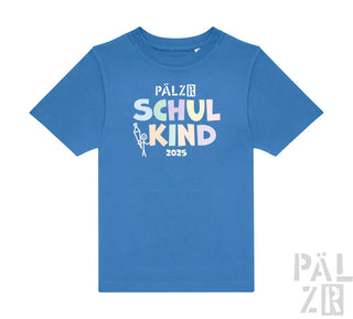 Königsblaues T-Shirt mit ‘pälzr schulkind 2025’-Design und Stockfiguren-Illustration.