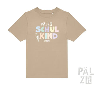 Beige T-Shirt mit ‘Pälzer Schulkind 2025’-Design und Pastellfarben.