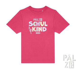 Rosa T-Shirt mit ’pälzr schulkind 2025’’ Design und kleiner Figurenillustration, aus Baumwolle gefertigt.
