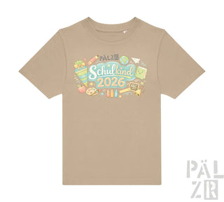 Beiges kurzarm kinder t-shirt mit farbenfrohem schulkind 2026 design und schulmotiven von pälzr in verschiedenen farben